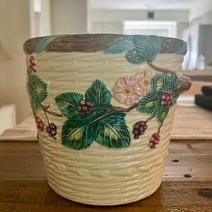 1988 THE HALDON GROUP BERRY CERAMIC BASKET WEAVE MAJOLICA STYLE PLANT POT